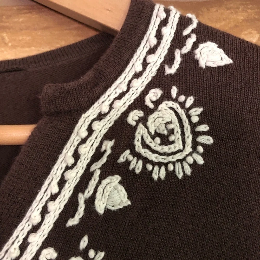 Vintage Banana Republic Factory embroidered v-neck sweater size medium